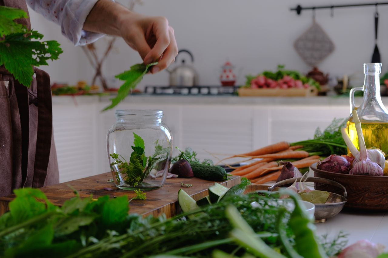 Zéro Gaspillage : Comment Cuisiner Épluchures, Fanes et Trognons de Légumes