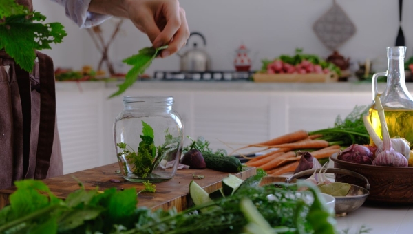 Zéro Gaspillage : Comment Cuisiner Épluchures, Fanes et Trognons de Légumes